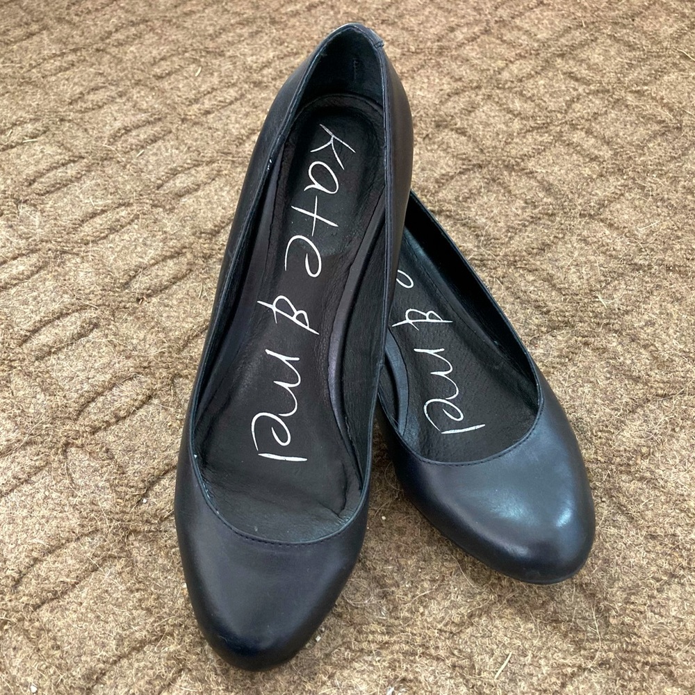Kate & Mel Black Leather Low Heel Pumps. Size 7.